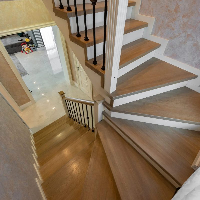 Отделка металлокаркаса лестницы дубом с ящиками под обувь