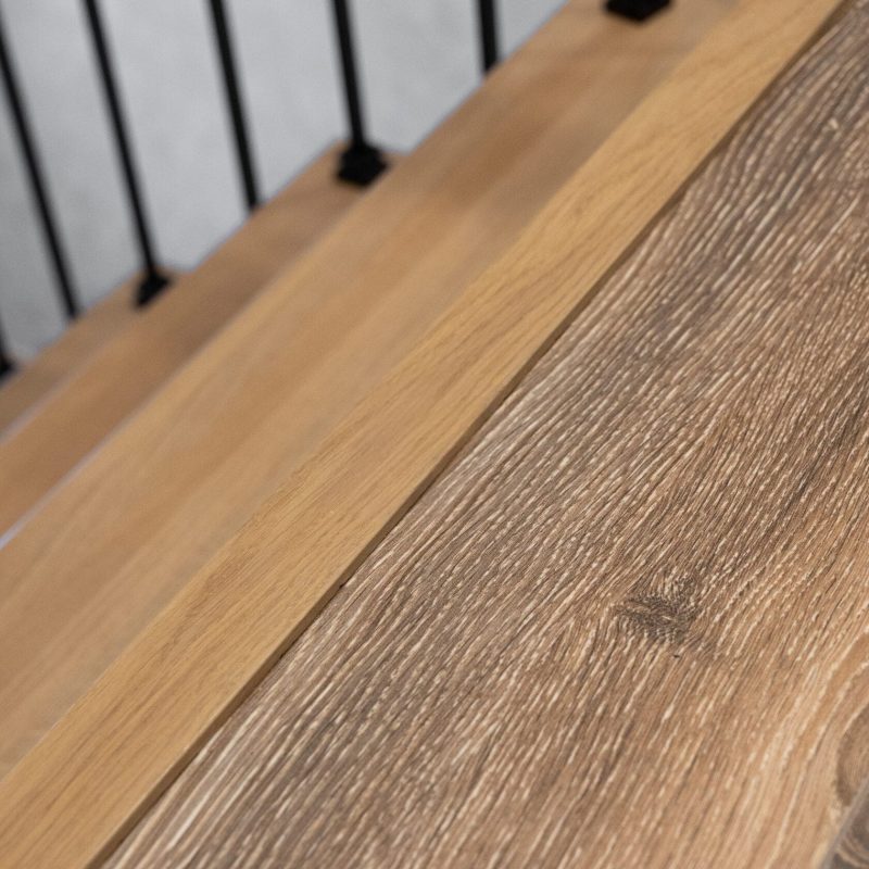 Отделка металлокаркаса лестницы дубом с ящиками под обувь