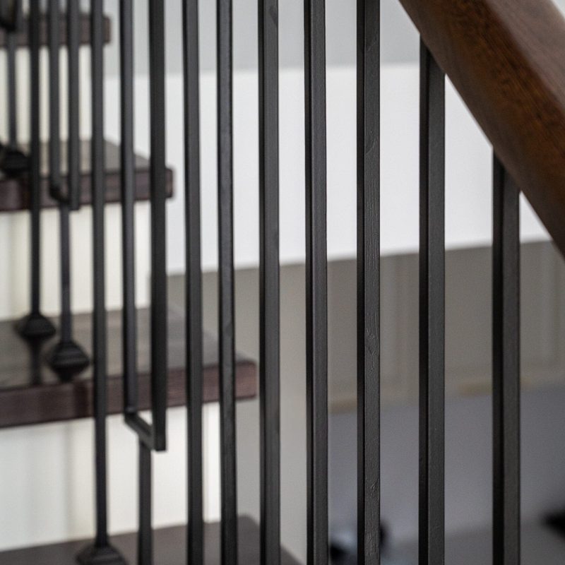 Отделка металлокаркаса лестницы с 1 на 3 этаж ясенем