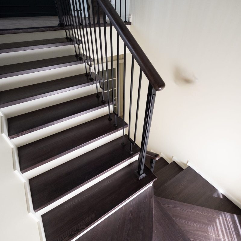 Отделка металлокаркаса лестницы с 1 на 3 этаж ясенем