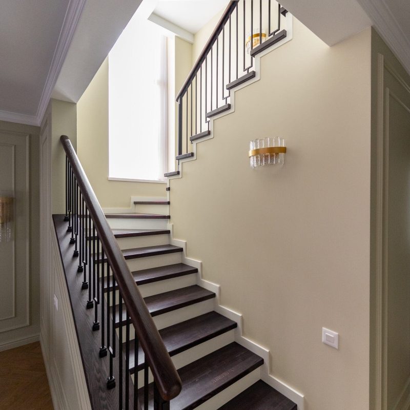 Отделка металлокаркаса лестницы с 1 на 3 этаж ясенем