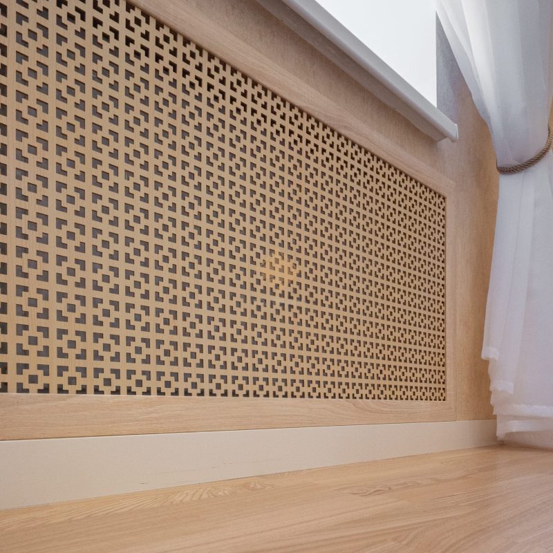 Отделка монолитной лестницы натуральным ясенем с ковкой