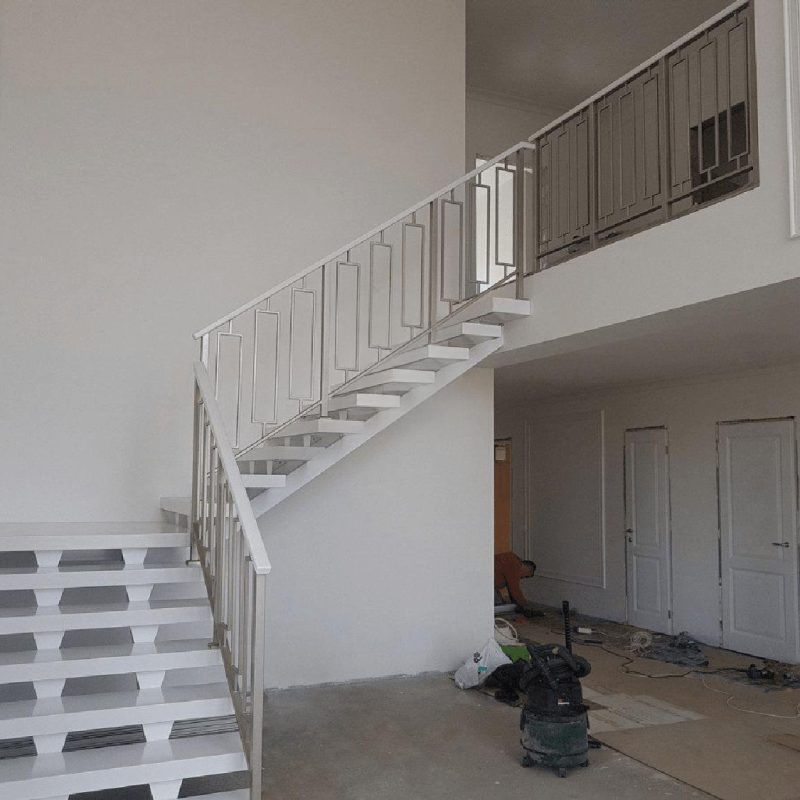 Открытая лестница в гостиной