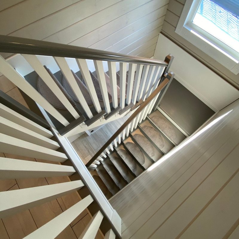 П-образная деревянная лестница из дуба в брусовом доме