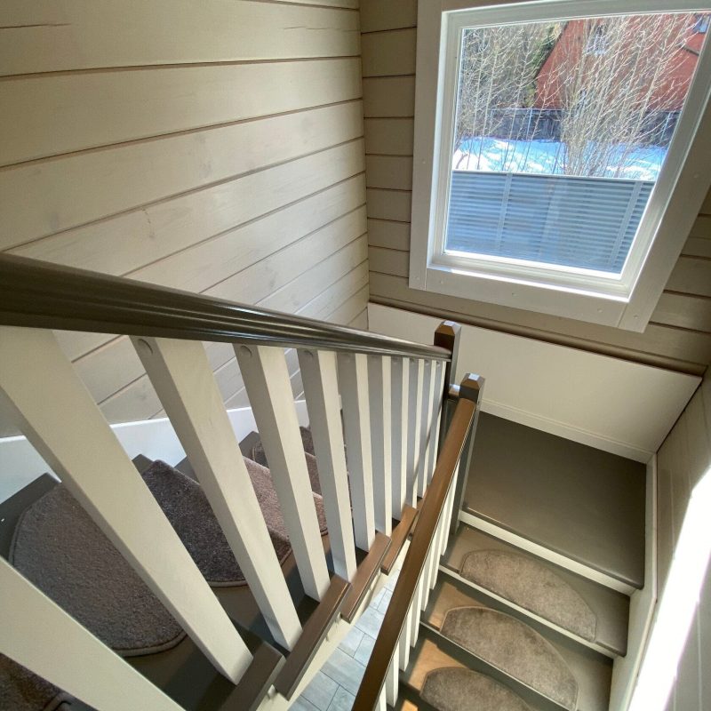 П-образная деревянная лестница из дуба в брусовом доме