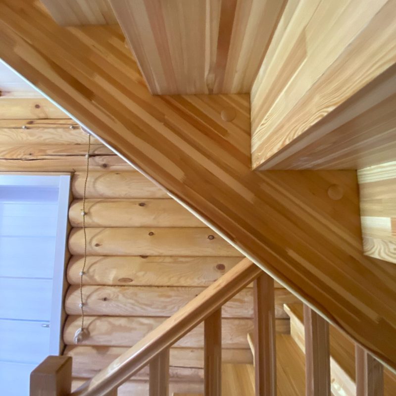 П-образная деревянная лестница из натурального ясеня в срубе