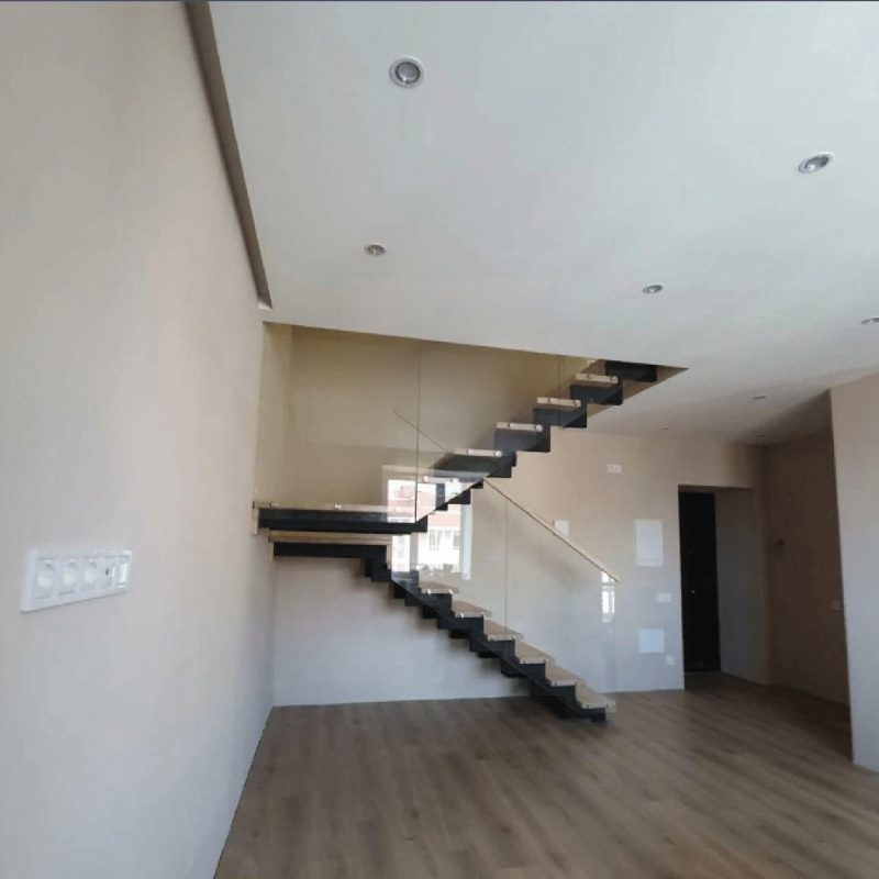 П-образная лестница на двух ломаных косоурах с площадкой