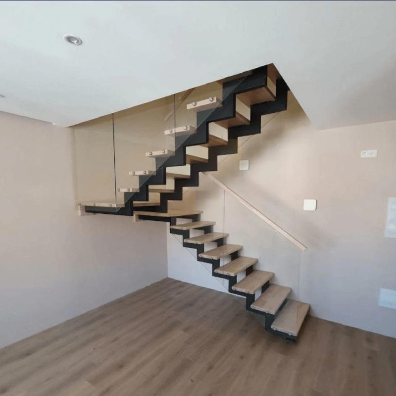 П-образная лестница на двух ломаных косоурах с площадкой