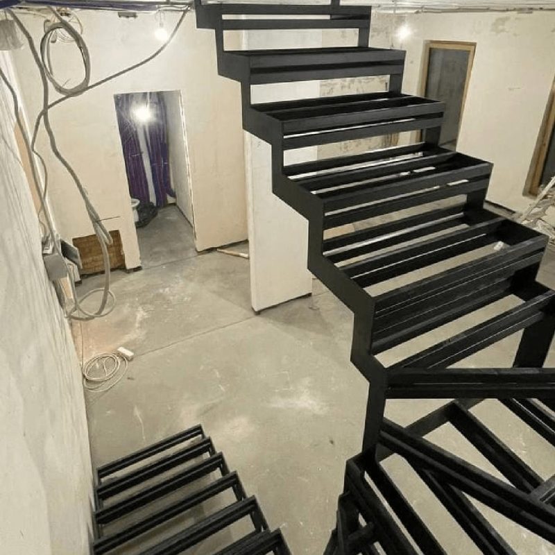 П образный каркас железной лестницы с забежными ступенями ломаный снизу