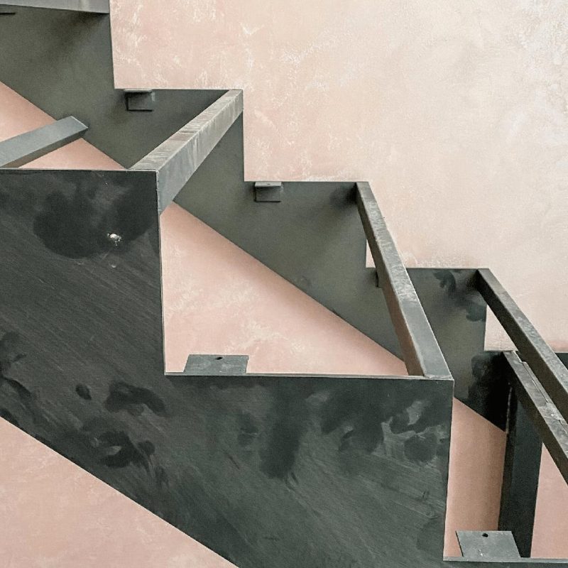 П образный металлокаркас лестницы с поворотом на 180 и 4 забежными ступенями