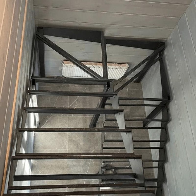 П образный металлокаркас лестницы со стойками под кладовку