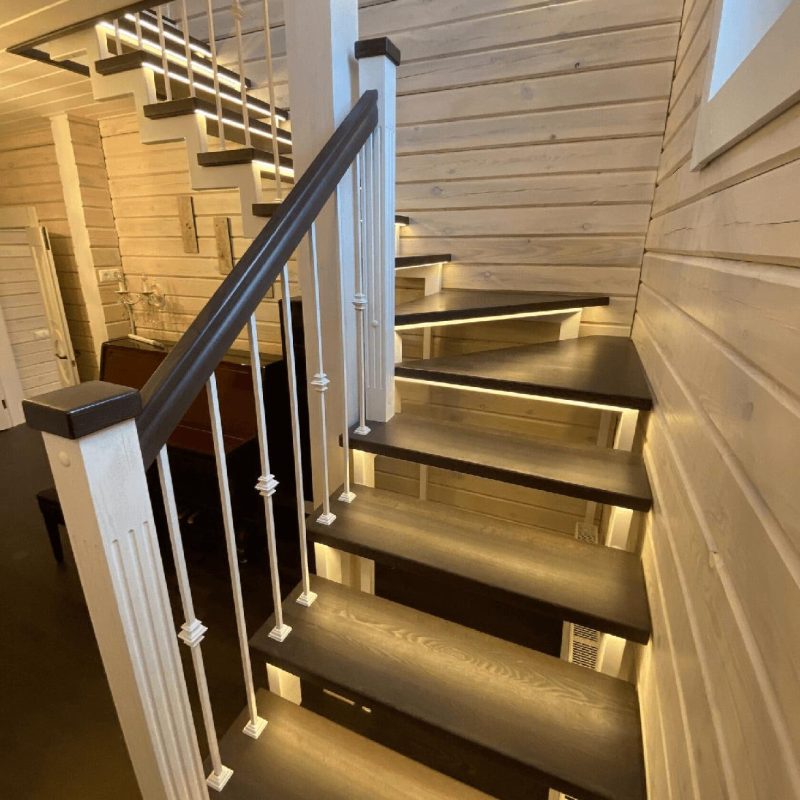 Трехмаршевая лестница с поворотом на 180 со ступенями из ясеня