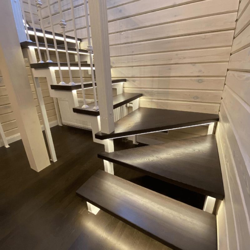 Трехмаршевая лестница с поворотом на 180 со ступенями из ясеня