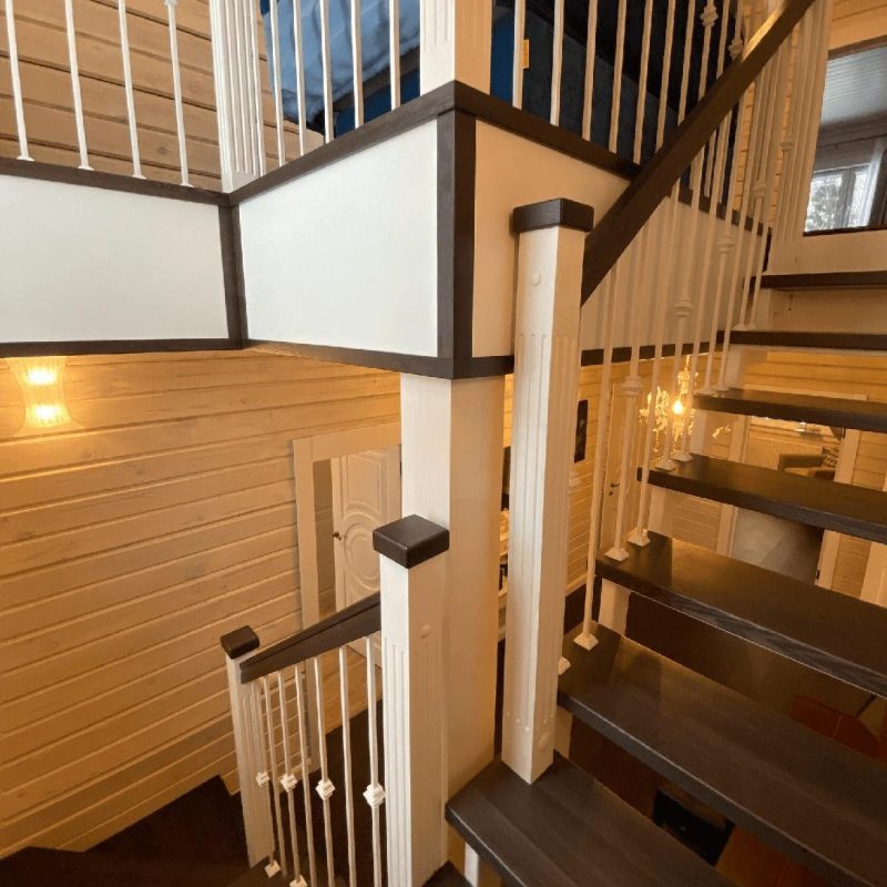 Трехмаршевая лестница с поворотом на 180 со ступенями из ясеня