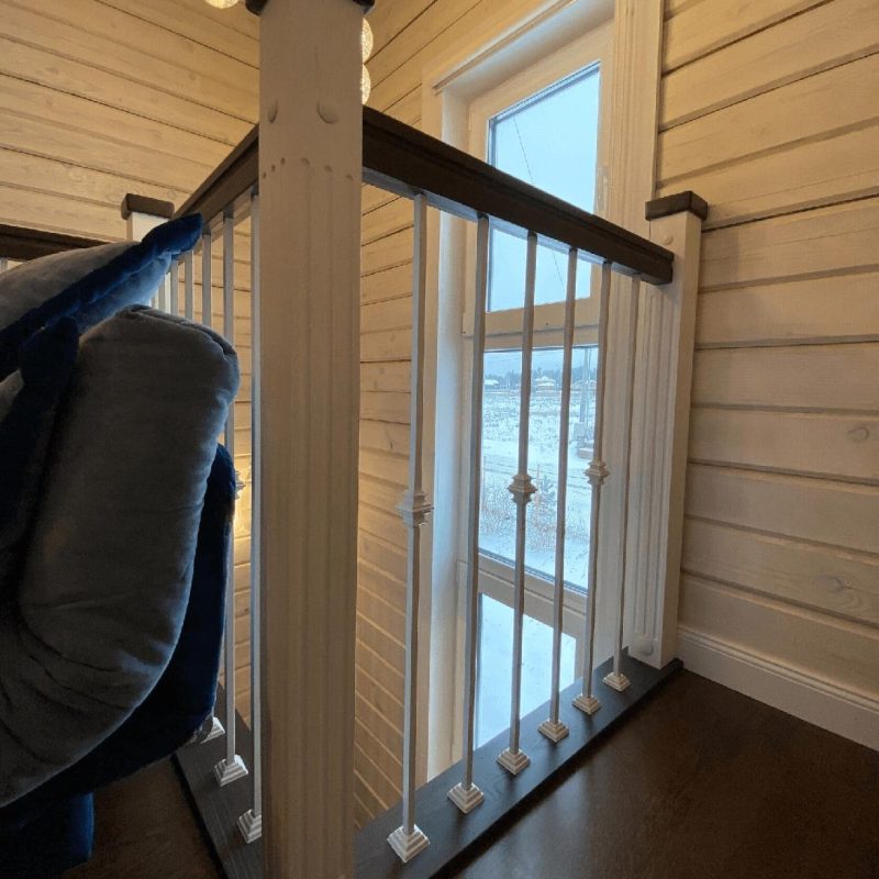 Трехмаршевая лестница с поворотом на 180 со ступенями из ясеня