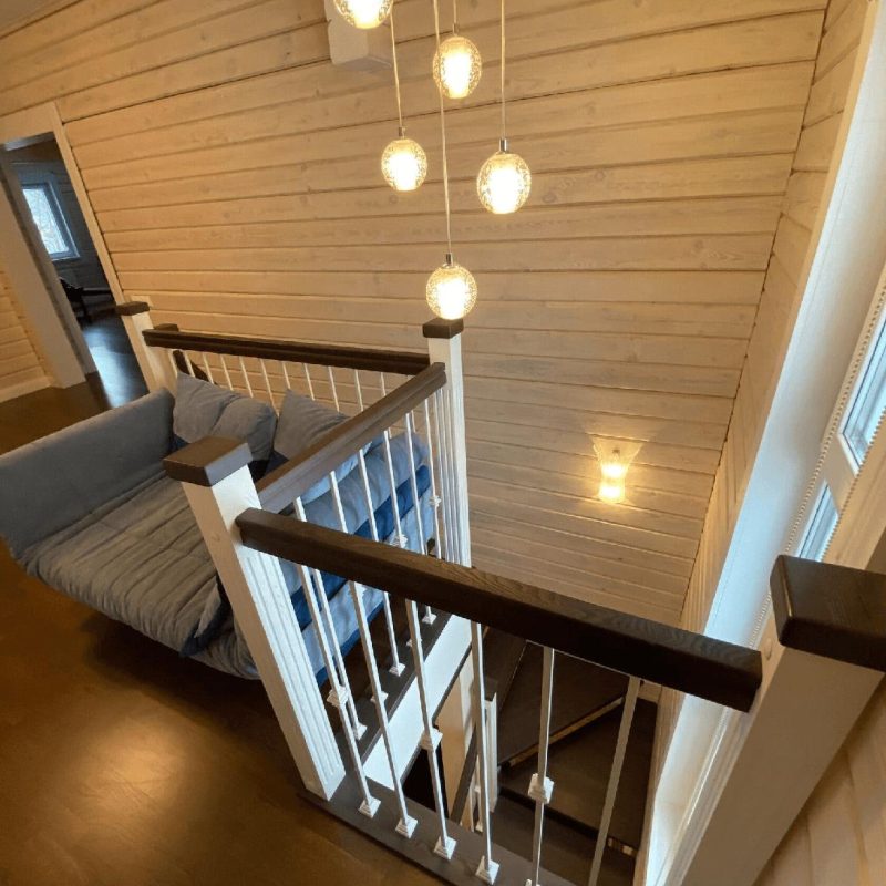 Трехмаршевая лестница с поворотом на 180 со ступенями из ясеня