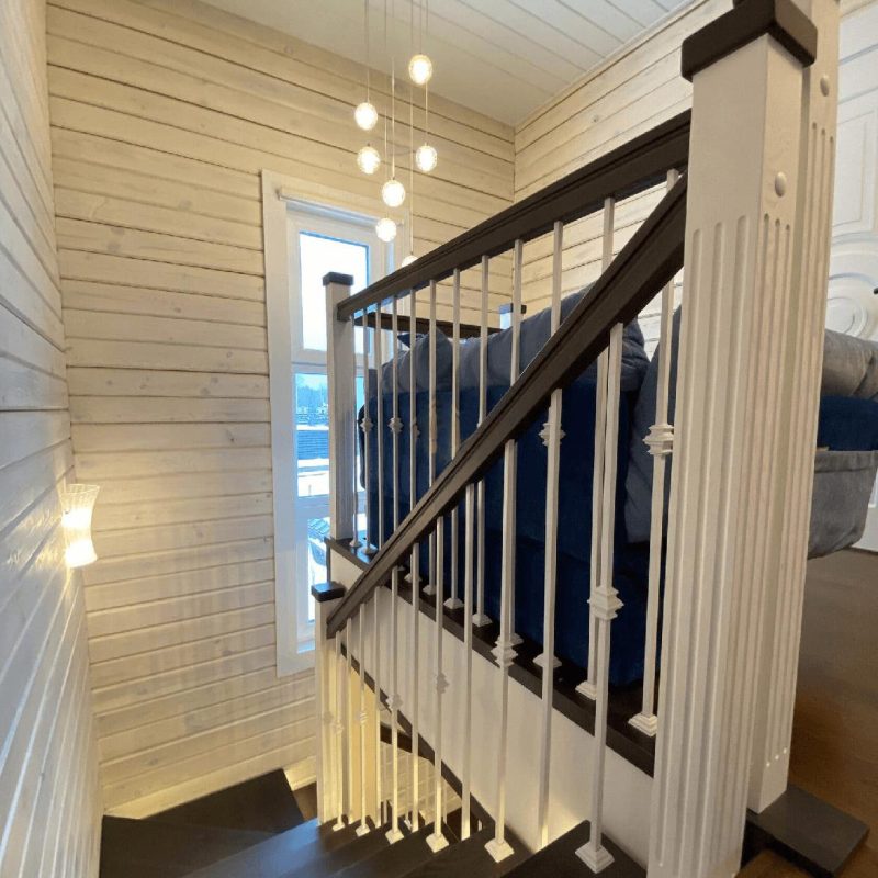 Трехмаршевая лестница с поворотом на 180 со ступенями из ясеня