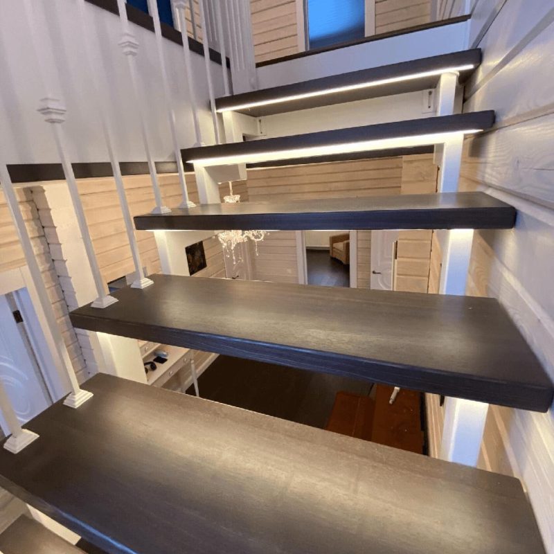 Трехмаршевая лестница с поворотом на 180 со ступенями из ясеня