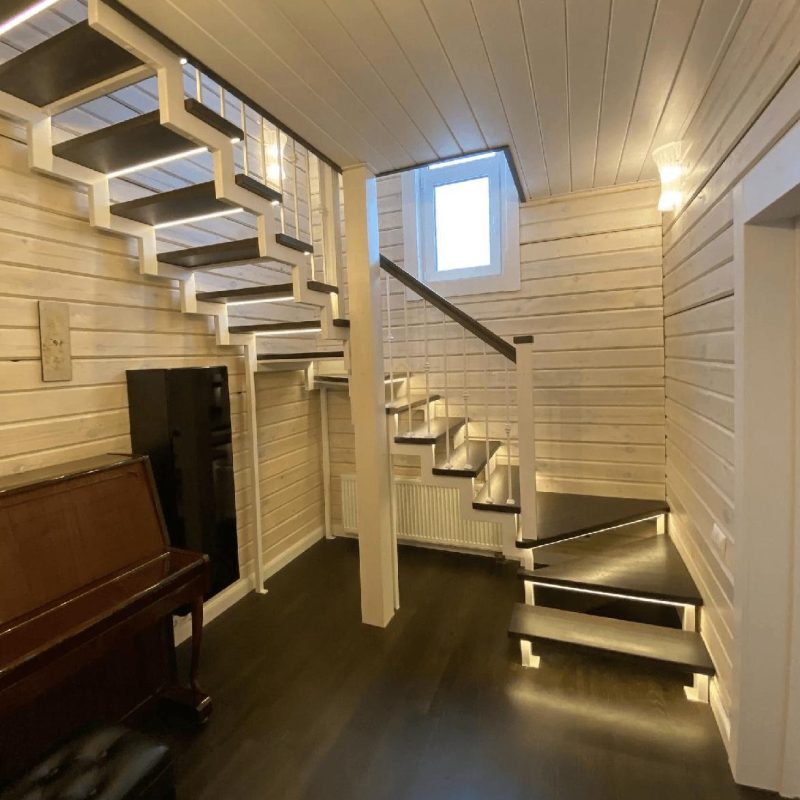 Трехмаршевая лестница с поворотом на 180 со ступенями из ясеня