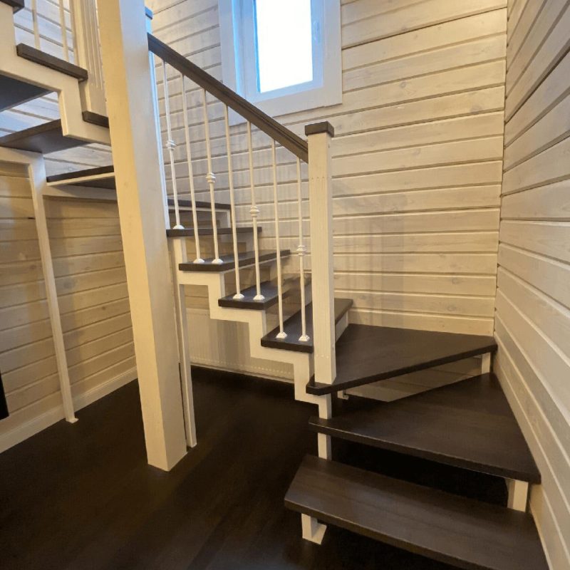 Трехмаршевая лестница с поворотом на 180 со ступенями из ясеня