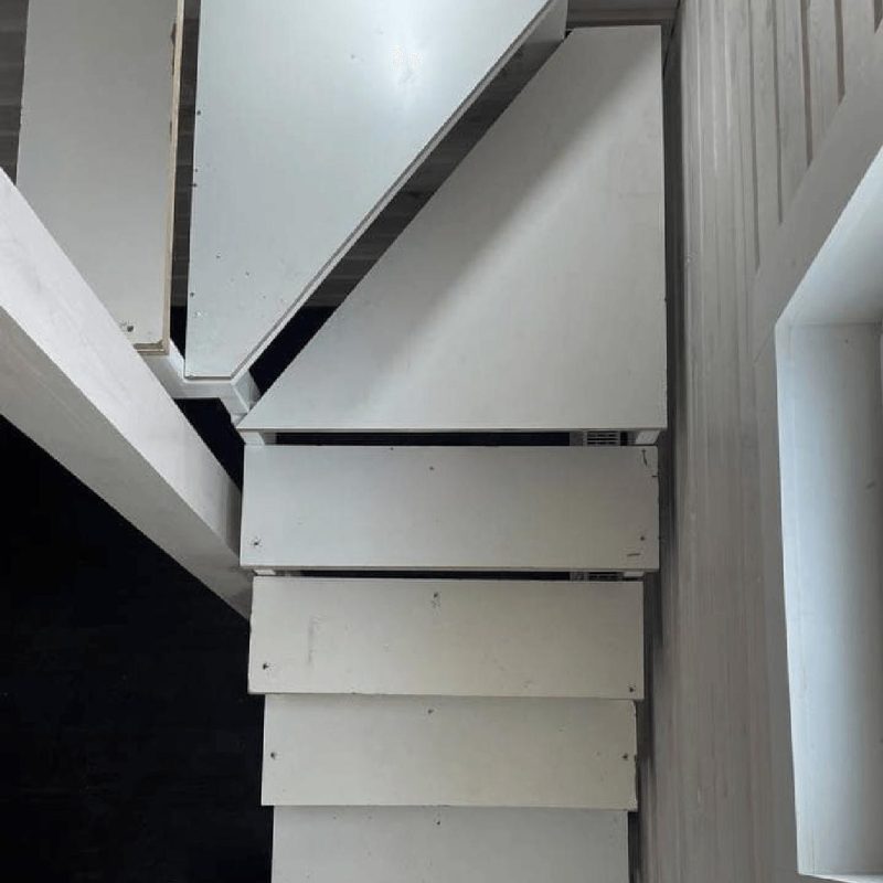 Трехмаршевый каркас лестницы на двух косоурах в брусовом доме с забежными ступенями