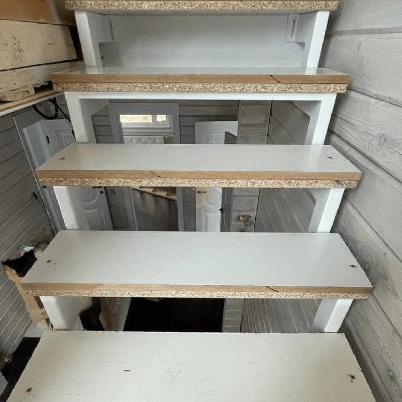 Трехмаршевый каркас лестницы на двух косоурах в брусовом доме с забежными ступенями