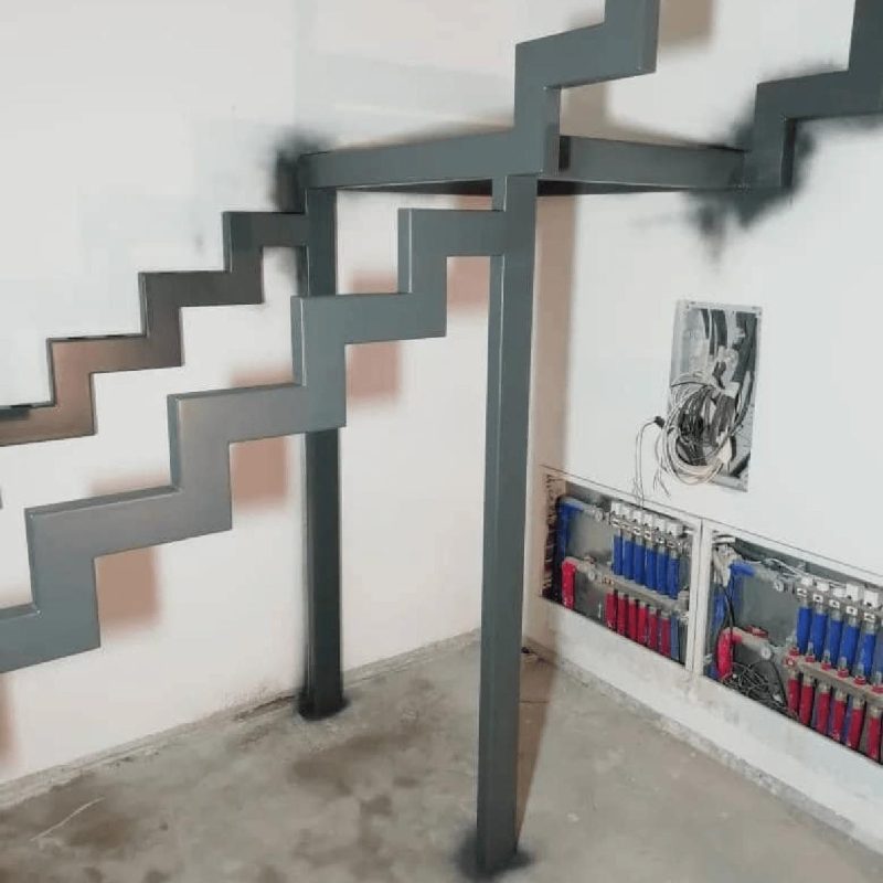 Трехмаршевый металлокаркас лестницы на двойном косоуре с 2 площадками