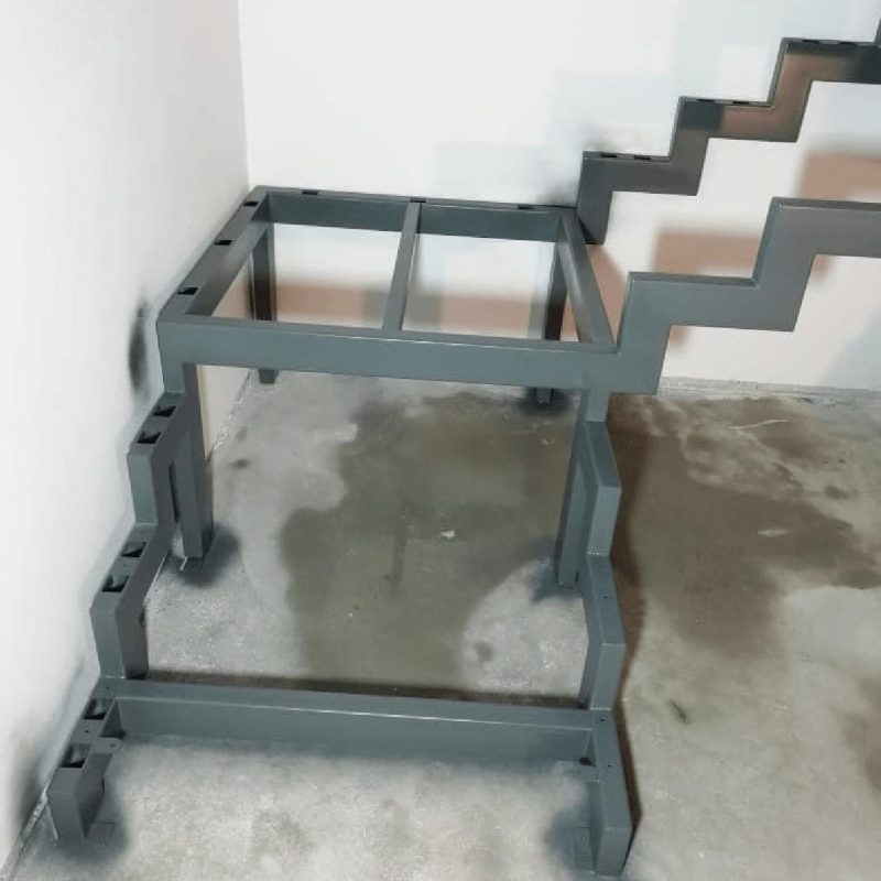 Трехмаршевый металлокаркас лестницы на двойном косоуре с 2 площадками