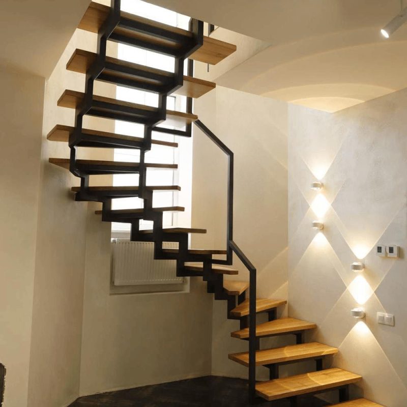 Внутренняя металлическая лестница