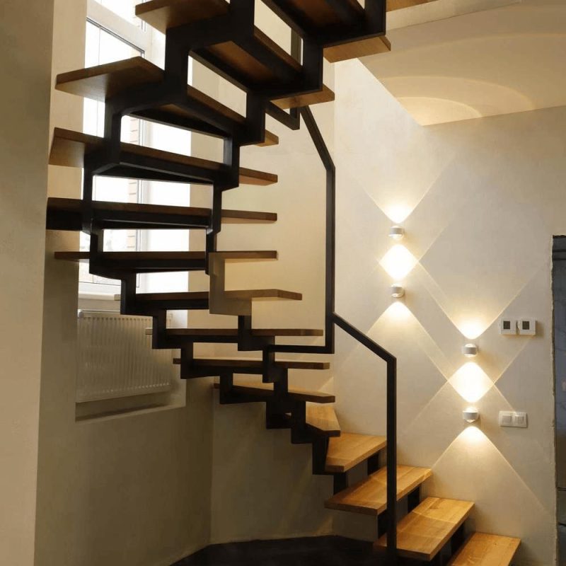 Внутренняя металлическая лестница